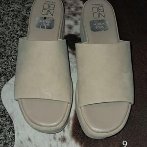 No Boundaries Women's Tan Mules